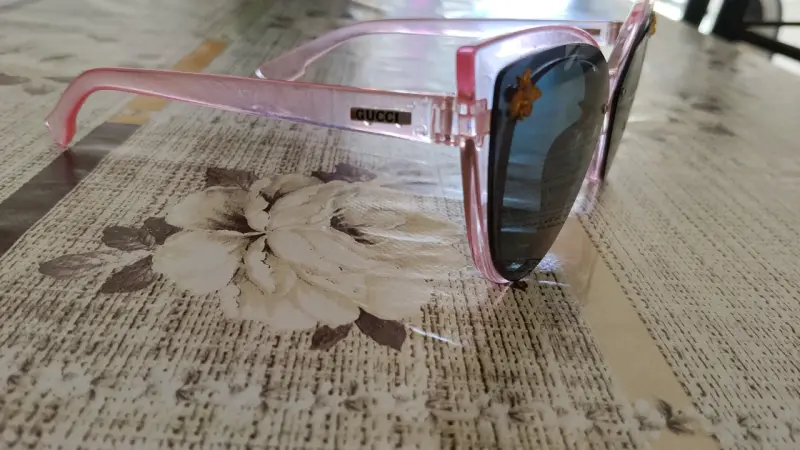 Gafas de Sol Gucci Rosadas con Detalles Dorados - 1