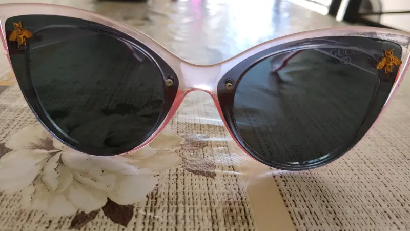 Gafas de Sol Gucci Rosadas con Detalles Dorados - 2