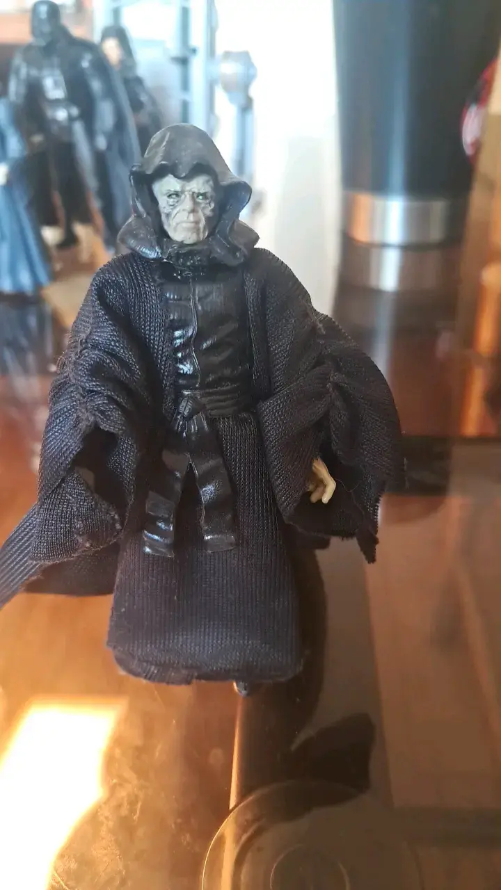 Figura de acción de personaje oscuro con capa negra - 1