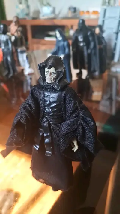 Figura de acción de personaje oscuro con capa negra - miniatura 2