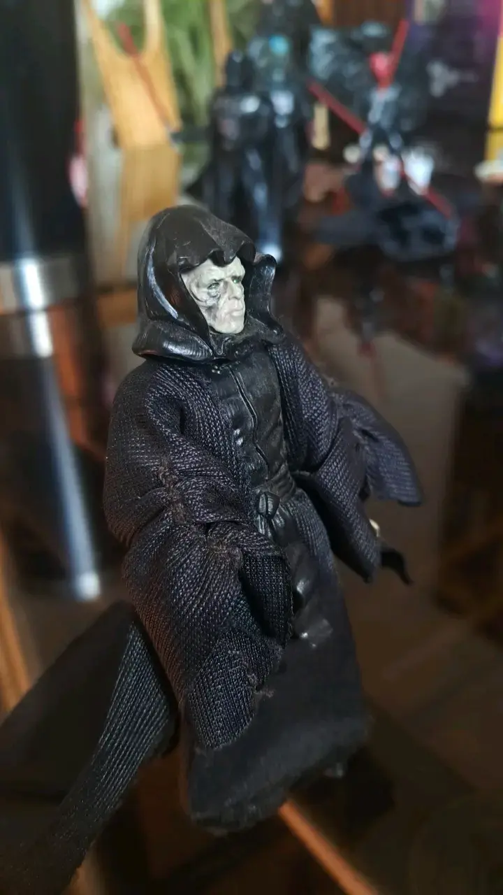 Figura de acción de personaje oscuro con capa negra - 3