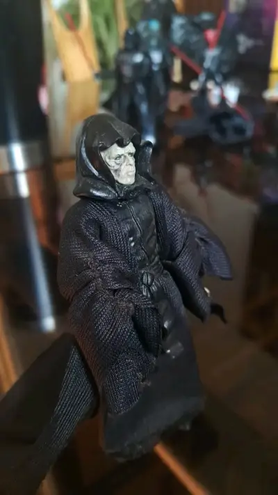 Figura de acción de personaje oscuro con capa negra - miniatura 3