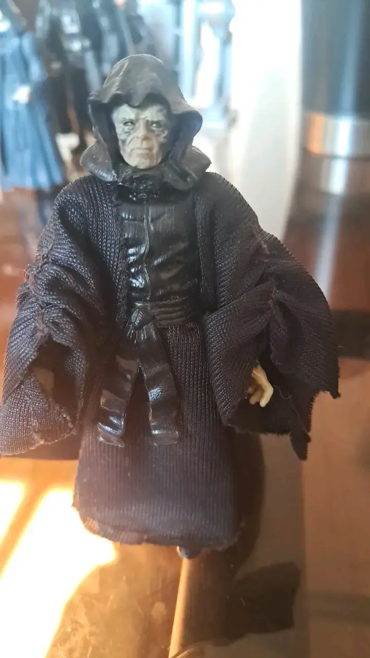 Figura de acción de personaje oscuro con capa negra - 4