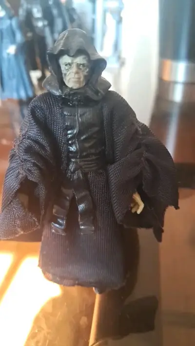 Figura de acción de personaje oscuro con capa negra - miniatura 4