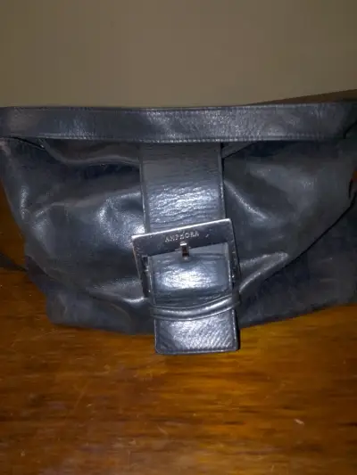 Bolso de cuero negro con hebilla - miniatura 1
