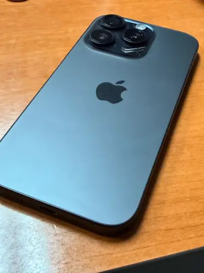 iPhone 16 Pro en excelente estado - miniatura 3