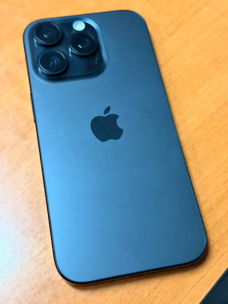 iPhone 16 Pro en excelente estado - 4