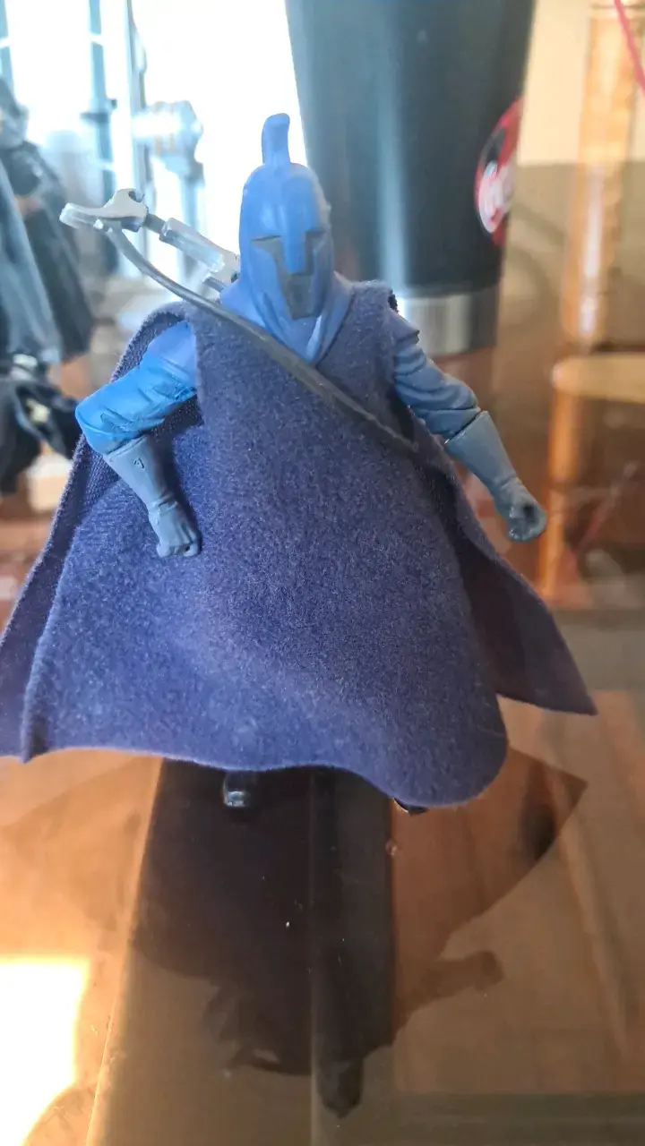 Figura de acción de guerrero azul con capa - 1