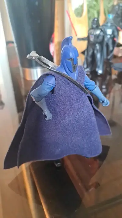 Figura de acción de guerrero azul con capa - miniatura 2