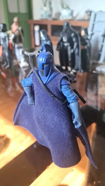 Figura de acción de guerrero azul con capa - miniatura 3