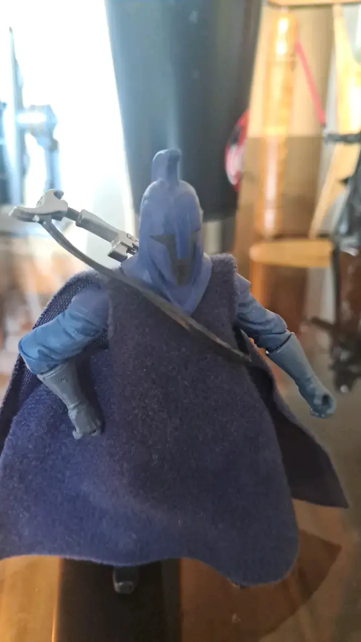 Figura de acción de guerrero azul con capa - 4
