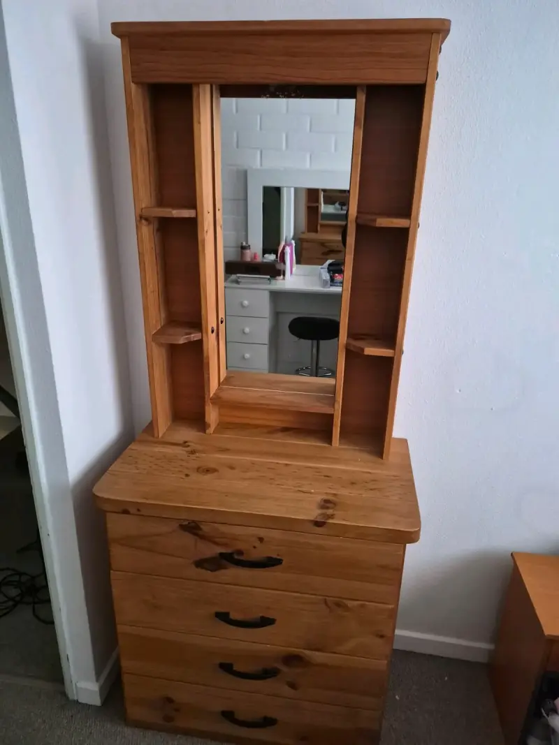 Tocador de madera con espejo y cajones