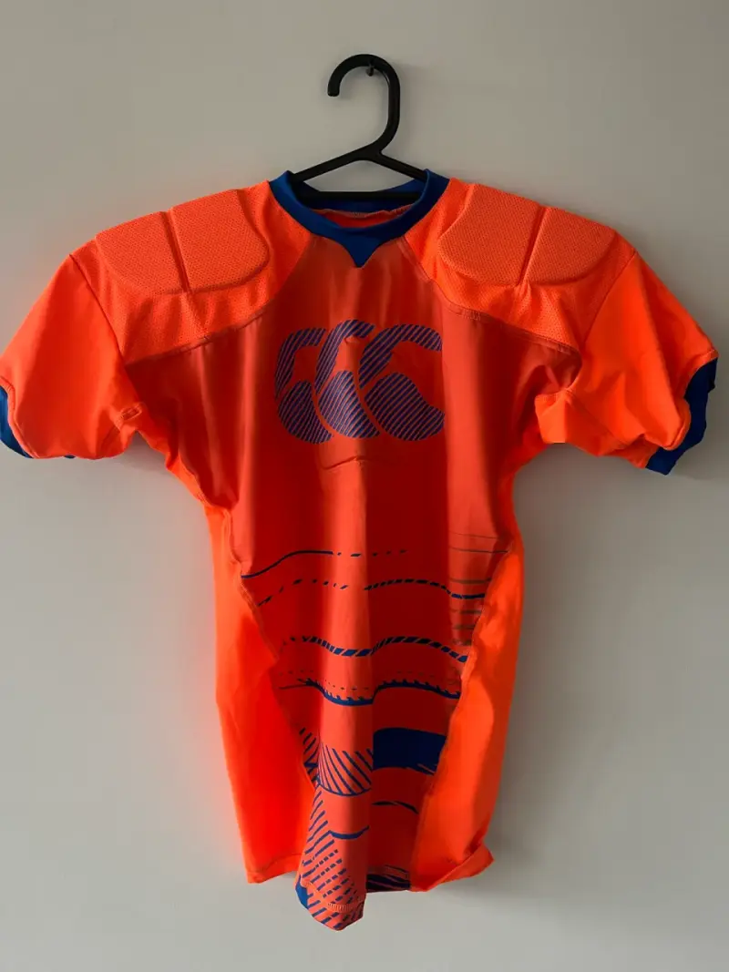 Camiseta de rugby naranja con protección