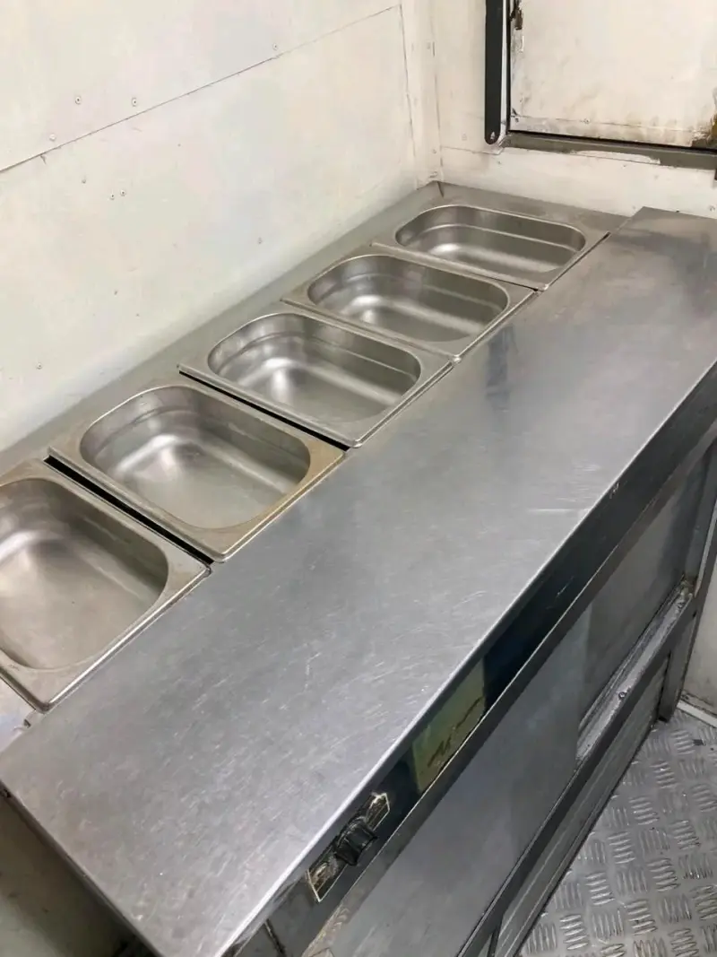 Carro de comida con permisos y maquinaria - 3