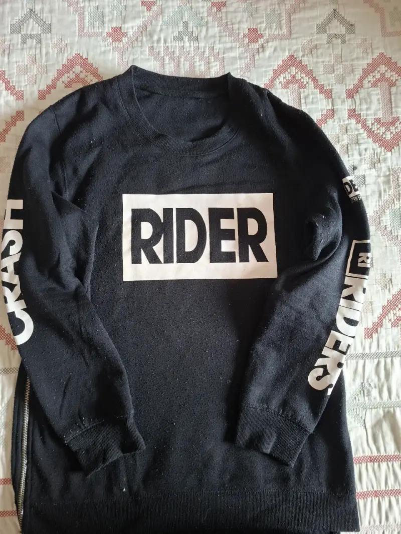 Polerón negro con estampado Rider