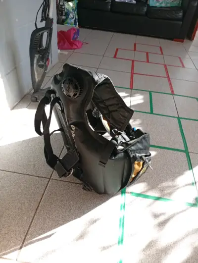 Chaleco de Buceo con Tanque de Aire - miniatura 1