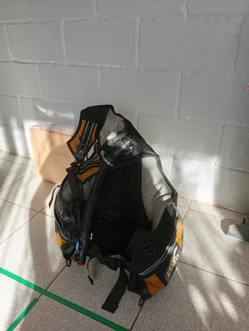 Chaleco de Buceo con Tanque de Aire - 2