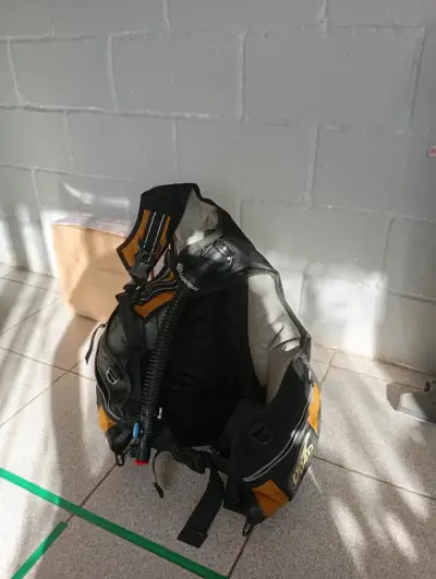 Chaleco de Buceo con Tanque de Aire - miniatura 2