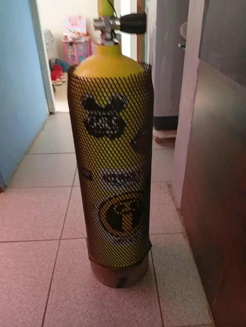 Chaleco de Buceo con Tanque de Aire - 3