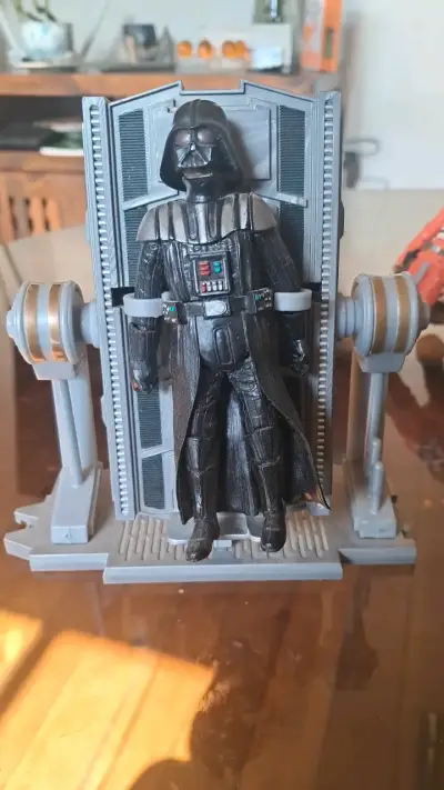 Figura de acción Darth Vader con soporte - miniatura 1