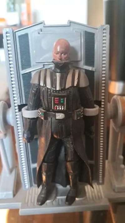 Figura de acción Darth Vader con soporte - miniatura 4