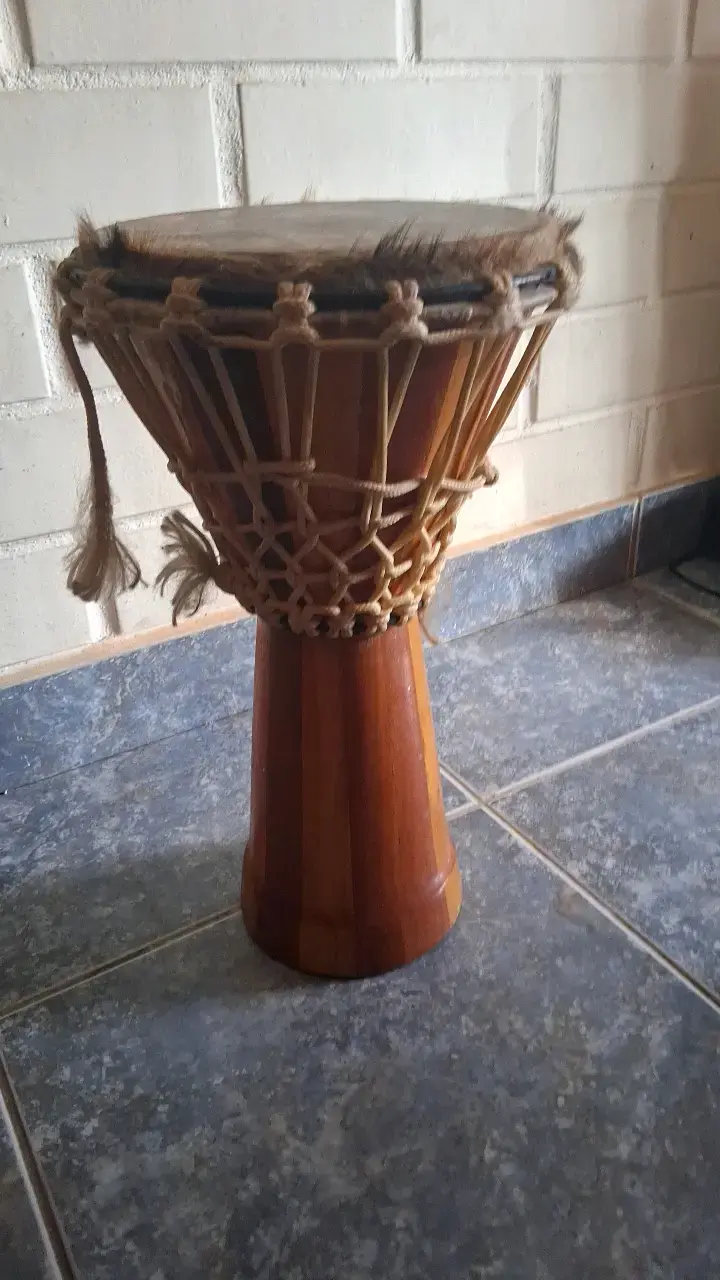 Tambor africano djembe de madera y cuero