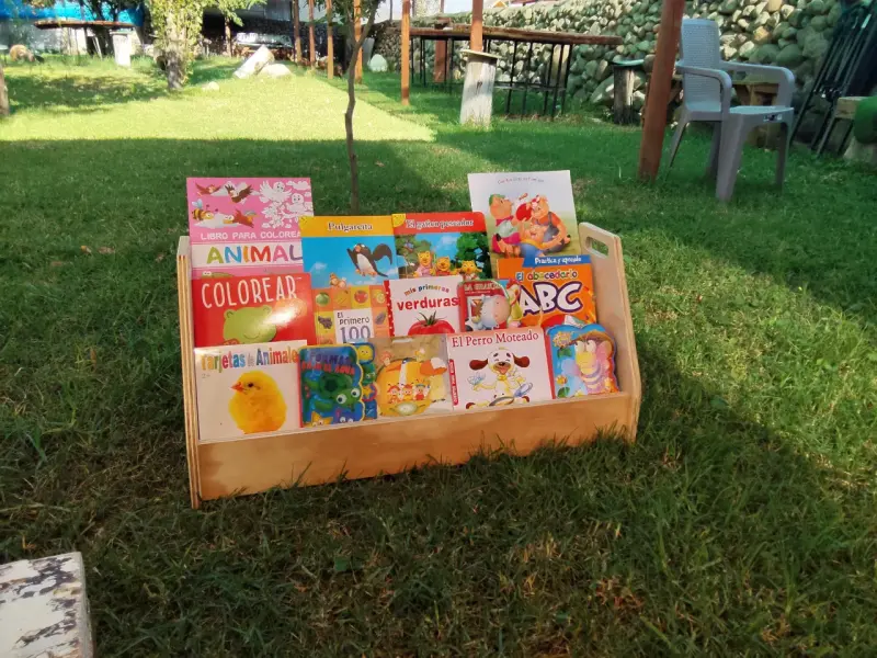Librero de piso Montessori