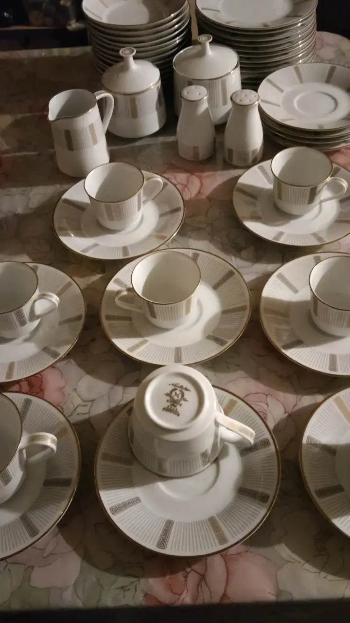 Juego de vajilla de porcelana con detalles dorados - 3