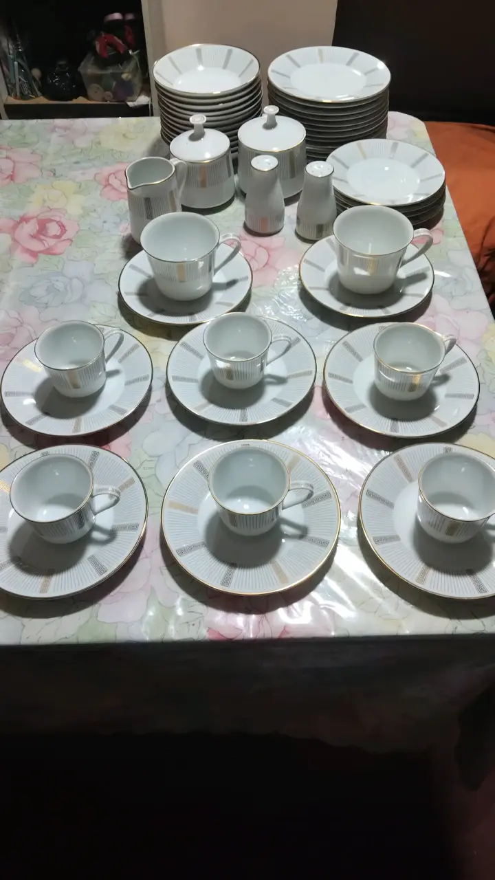 Juego de vajilla de porcelana con detalles dorados - 4