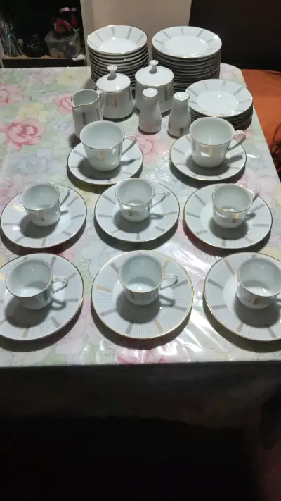Juego de vajilla de porcelana con detalles dorados - miniatura 4