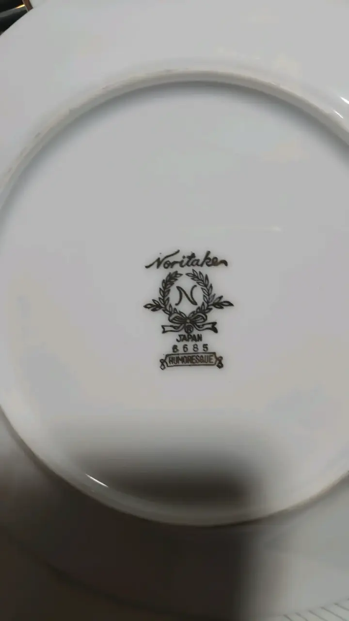 Juego de vajilla de porcelana con detalles dorados - 5