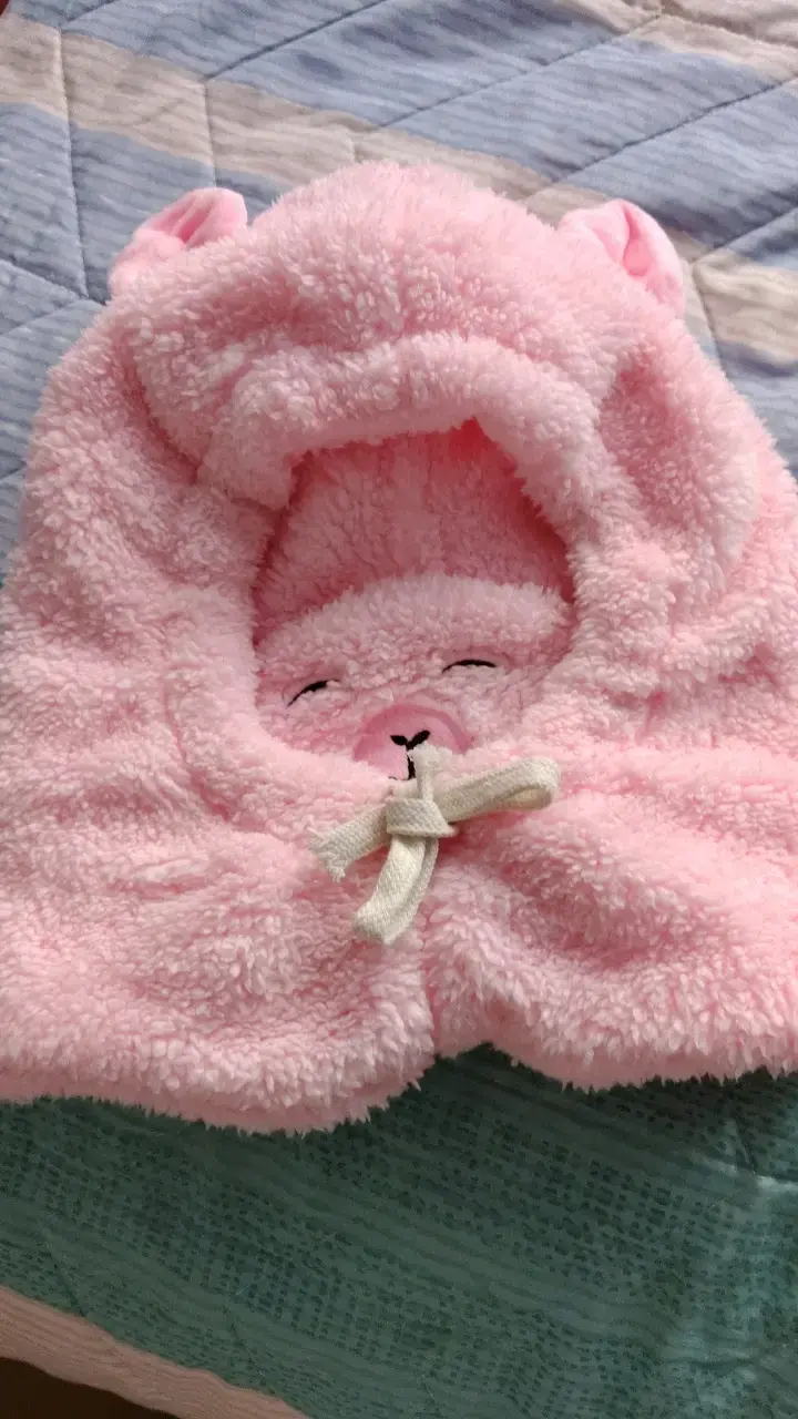 Capucha infantil de peluche rosa con orejas