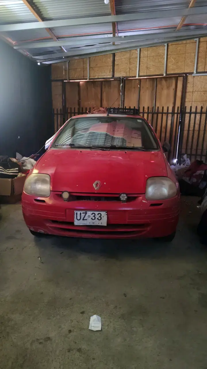 Auto Renault Twingo Rojo en Buen Estado