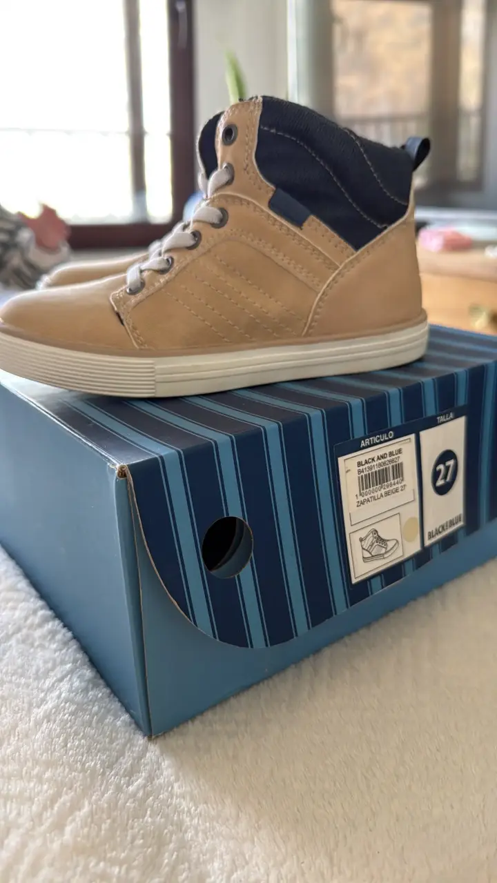 Zapatillas beige para niño talla 27