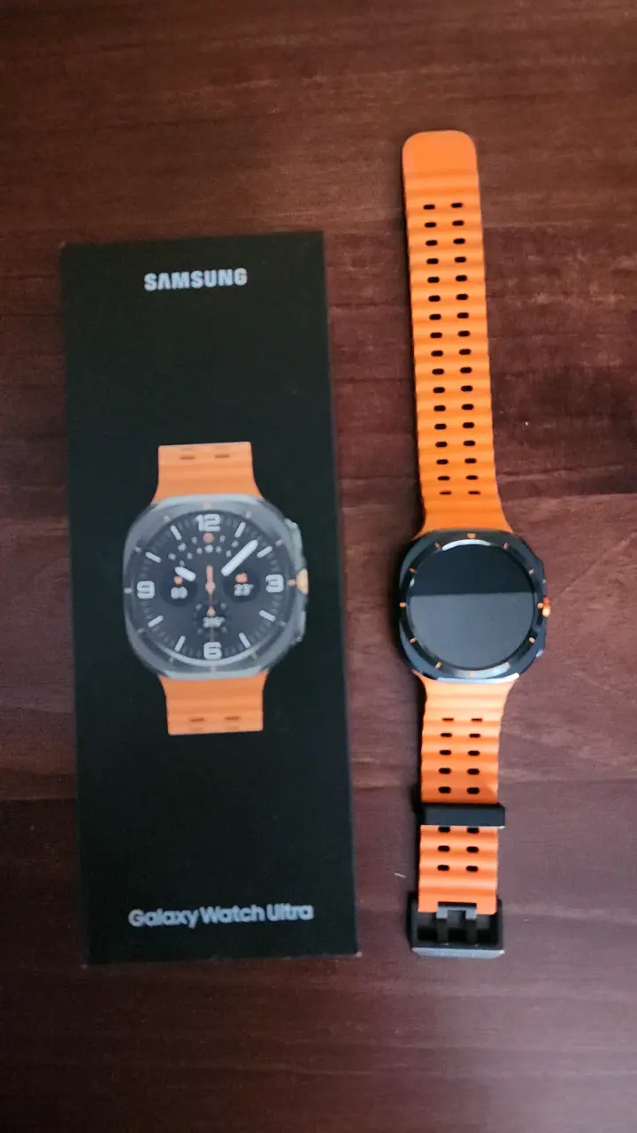Samsung Galaxy Watch Ultra con correa naranja