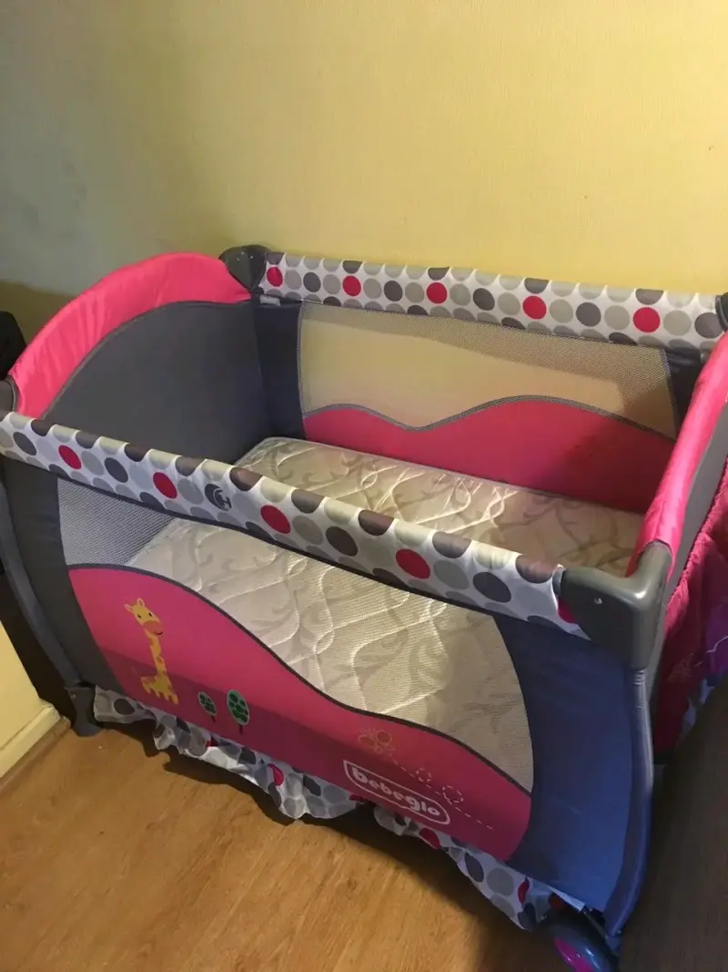 Cuna corral para bebé Bebeglo rosa y gris - 1