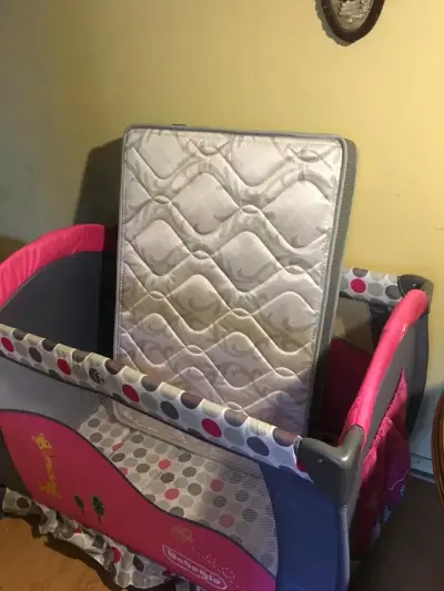 Cuna corral para bebé Bebeglo rosa y gris - miniatura 2