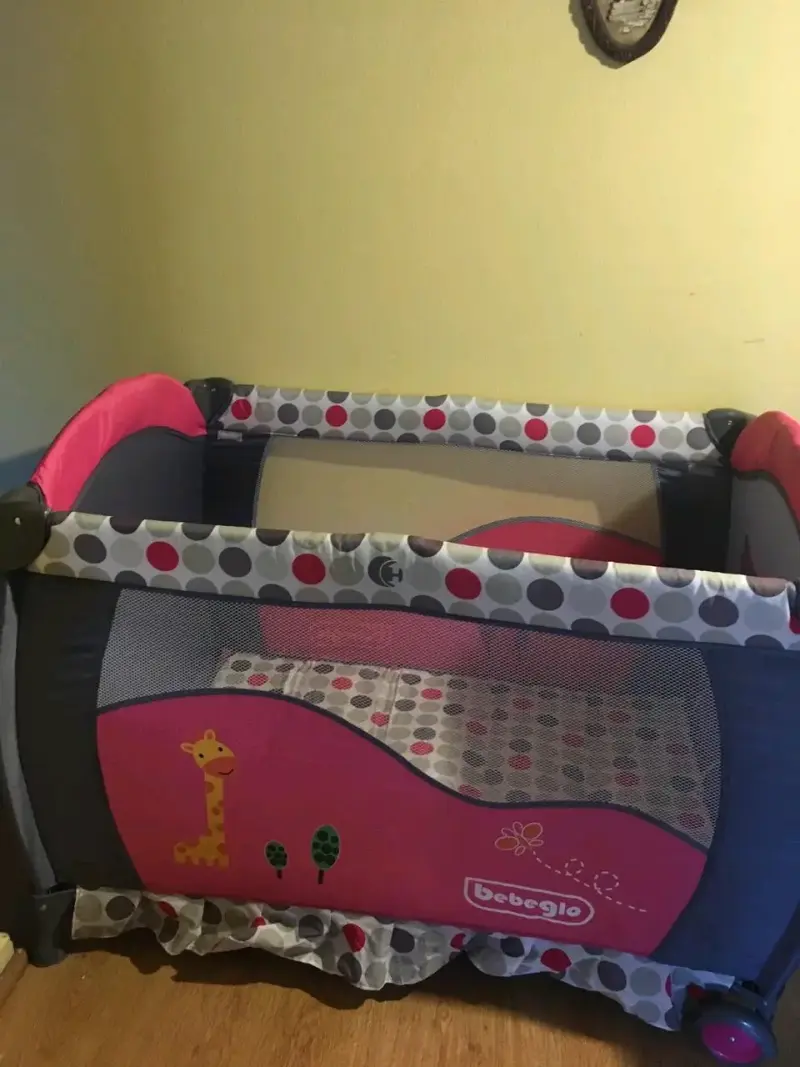Cuna corral para bebé Bebeglo rosa y gris - 3