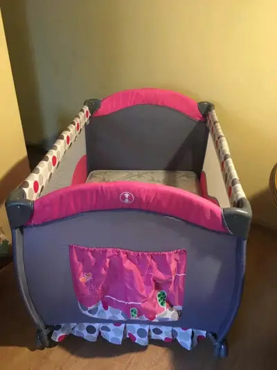 Cuna corral para bebé Bebeglo rosa y gris - miniatura 4