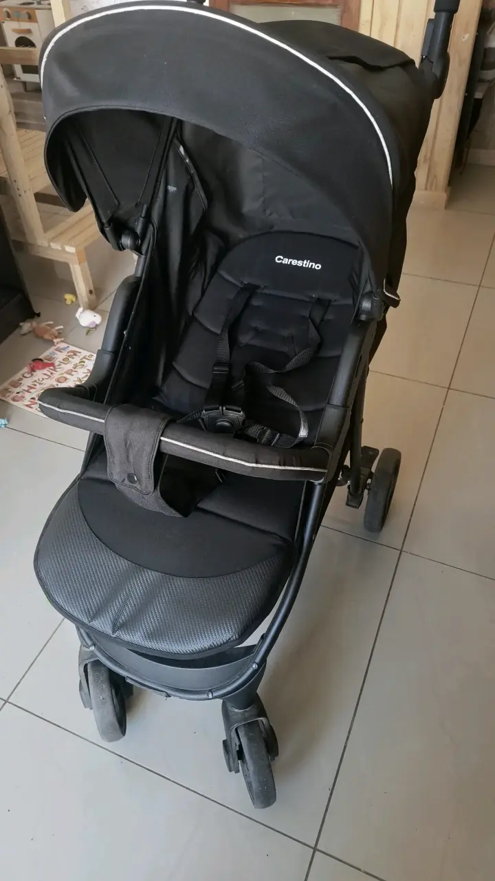 Coche de bebé Carestino negro con protector - 1