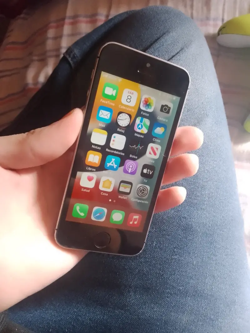iPhone SE 2016 usado en buen estado - 1