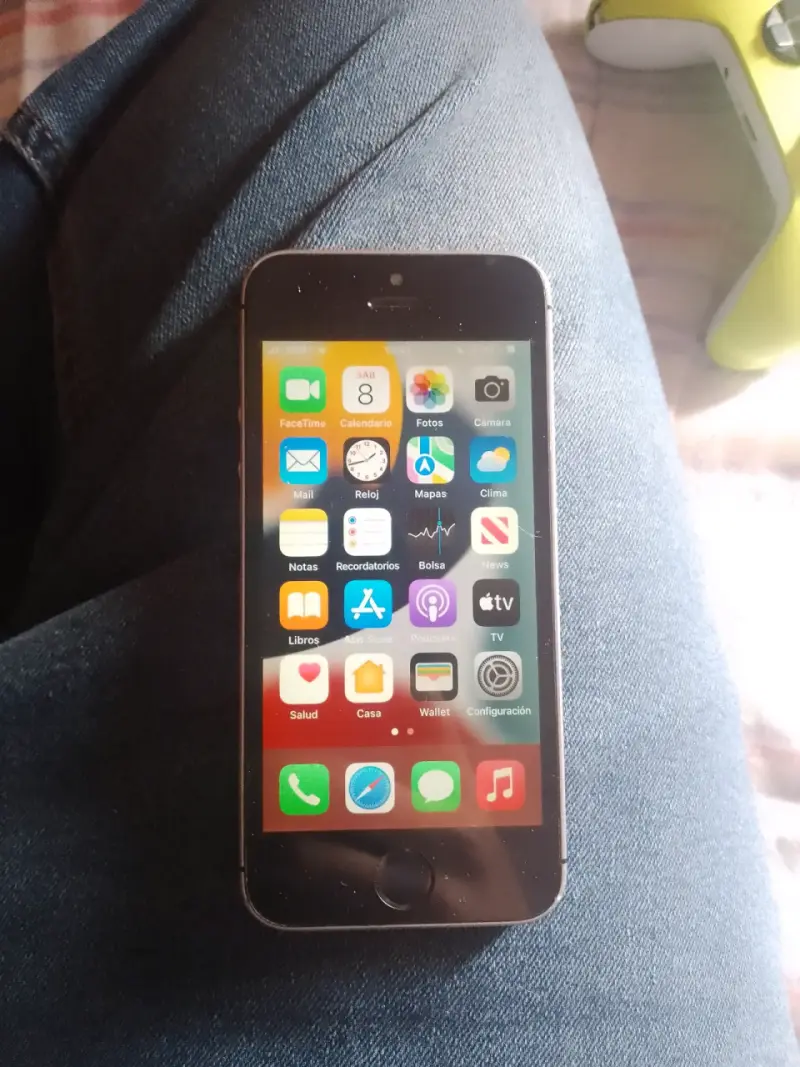 iPhone SE 2016 usado en buen estado - 2