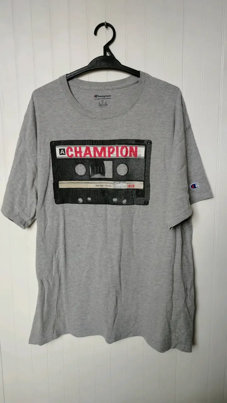 Polera gris Champion con diseño de cassette - 1