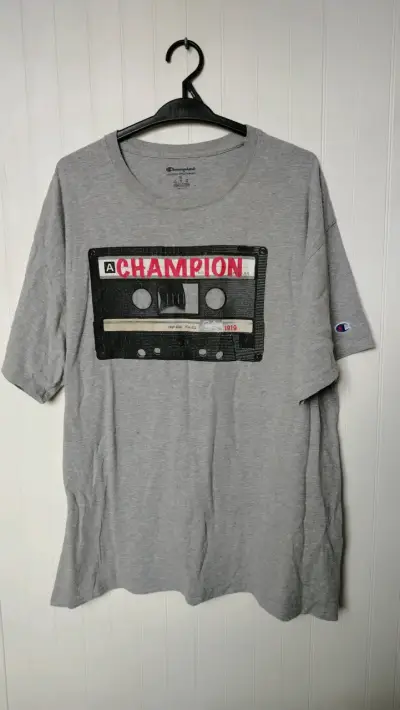 Polera gris Champion con diseño de cassette - miniatura 1