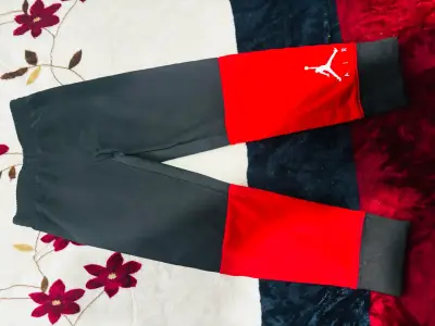 Conjunto deportivo Jordan para niños rojo y negro - miniatura 3