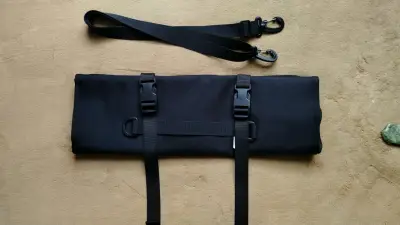 Funda negra para cuchillos con correas ajustables - miniatura 1