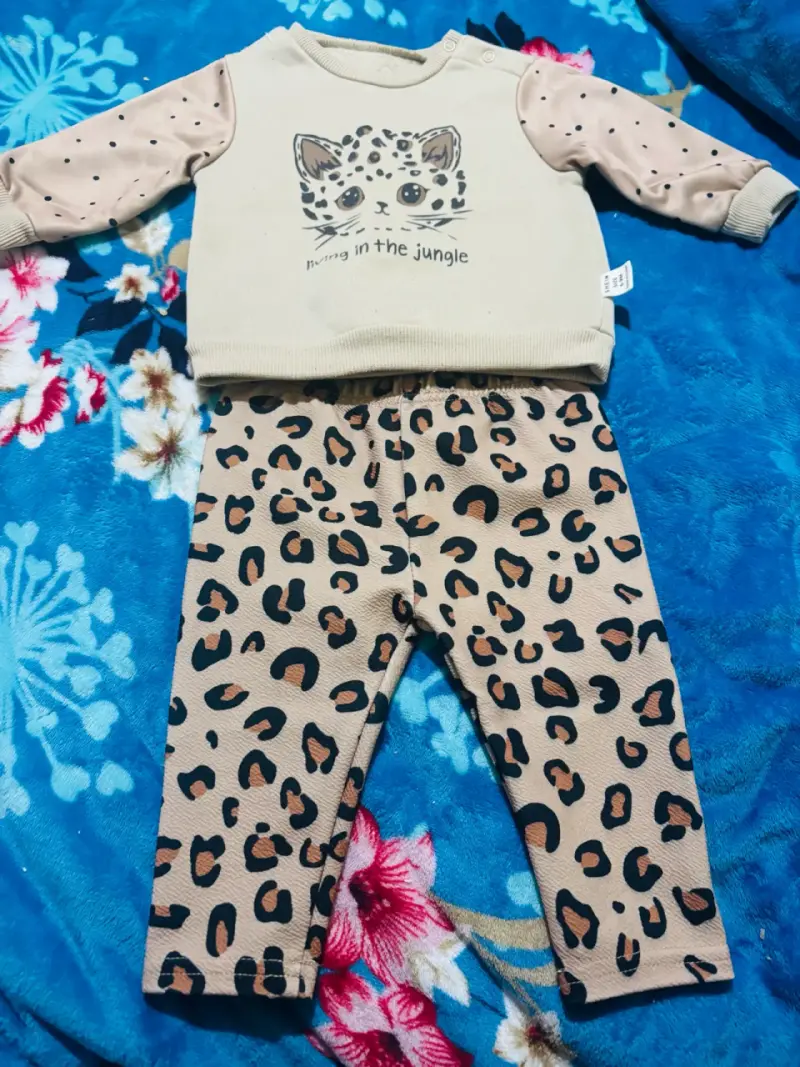 Conjunto de ropa infantil con estampado de leopardo - 1