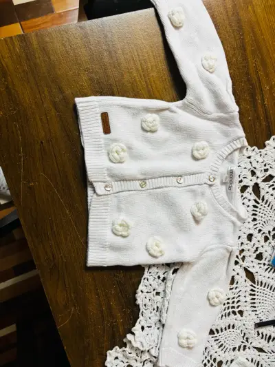 Chaleco blanco de bebé con detalles tejidos - miniatura 1