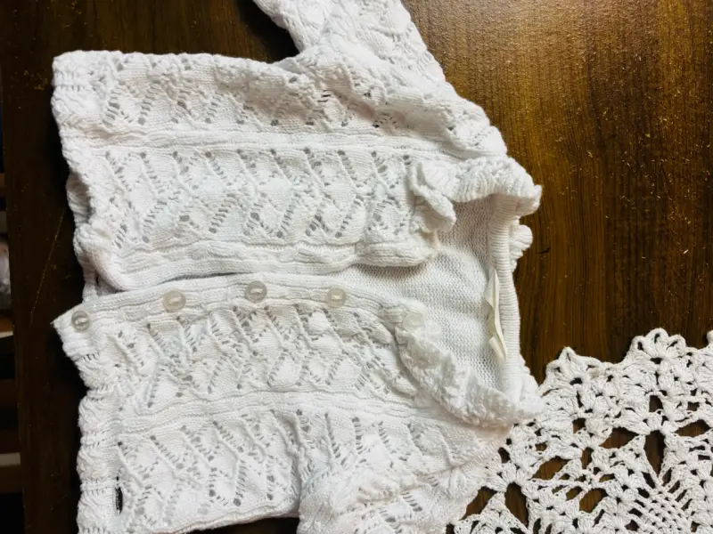 Chaleco blanco de bebé con detalles tejidos - 2