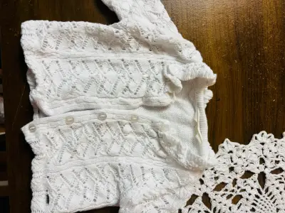 Chaleco blanco de bebé con detalles tejidos - miniatura 2